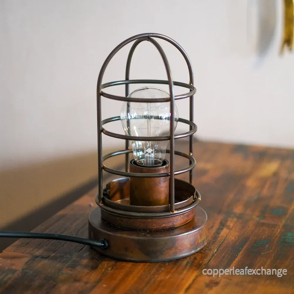 Bordslampa med galler – industriell stil