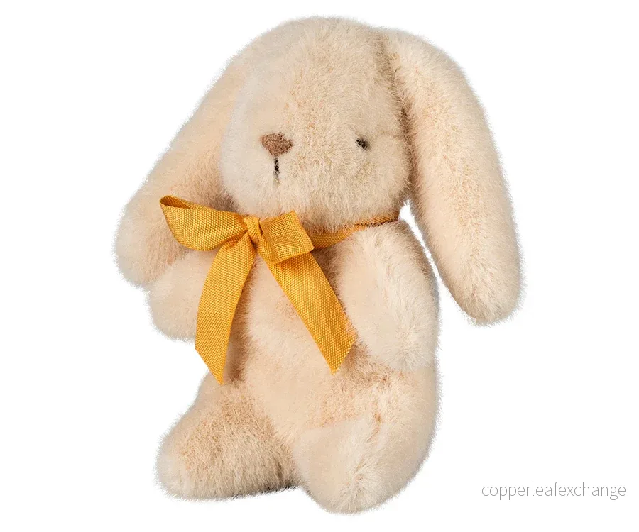 Maileg – Liten kanin ljus cream i plysch, bunny mini med gul rosett - Bild 2