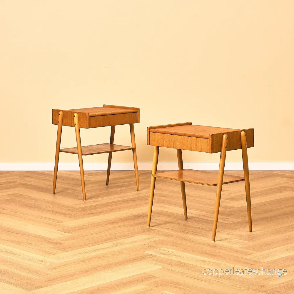 Svenska sängbord i teak och bok av Carlström & Co Möbelfabrik