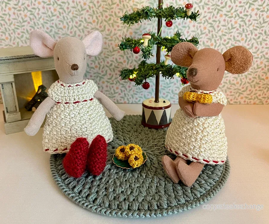 Miniatyr – Virkad julklänning till storasyster mus, vit klänning med röda detaljer - Bild 2