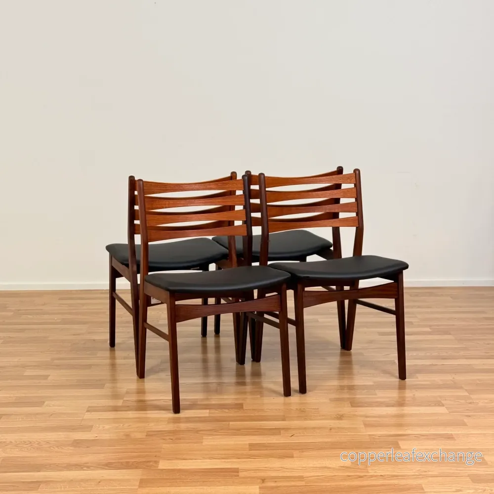 Danskt set med 4 matstolar i teak Danskt set med 4 matstolar i teak
