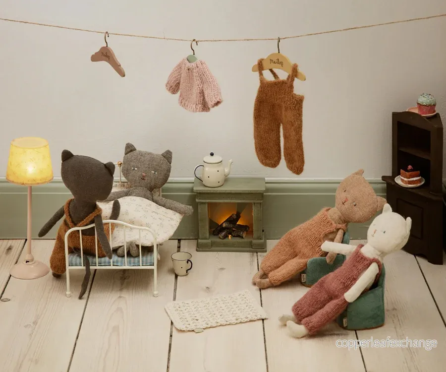 Maileg – Katt, Chatons kattunge dark nature, vit med blå byxor, gosedjur / mjukisdjur - Bild 2