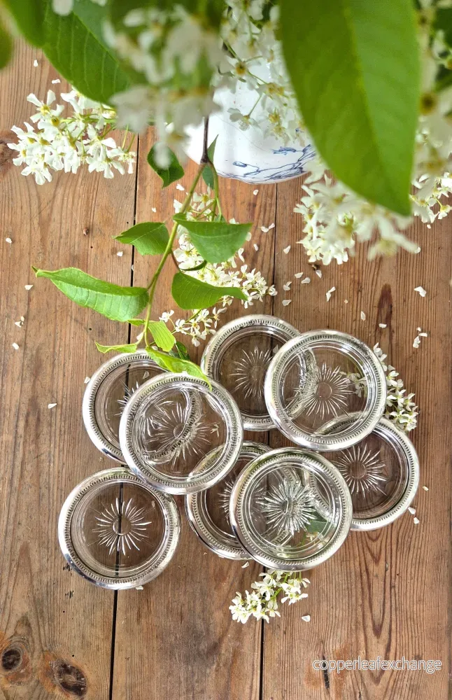 Glasunderlägg i glas med silverkant