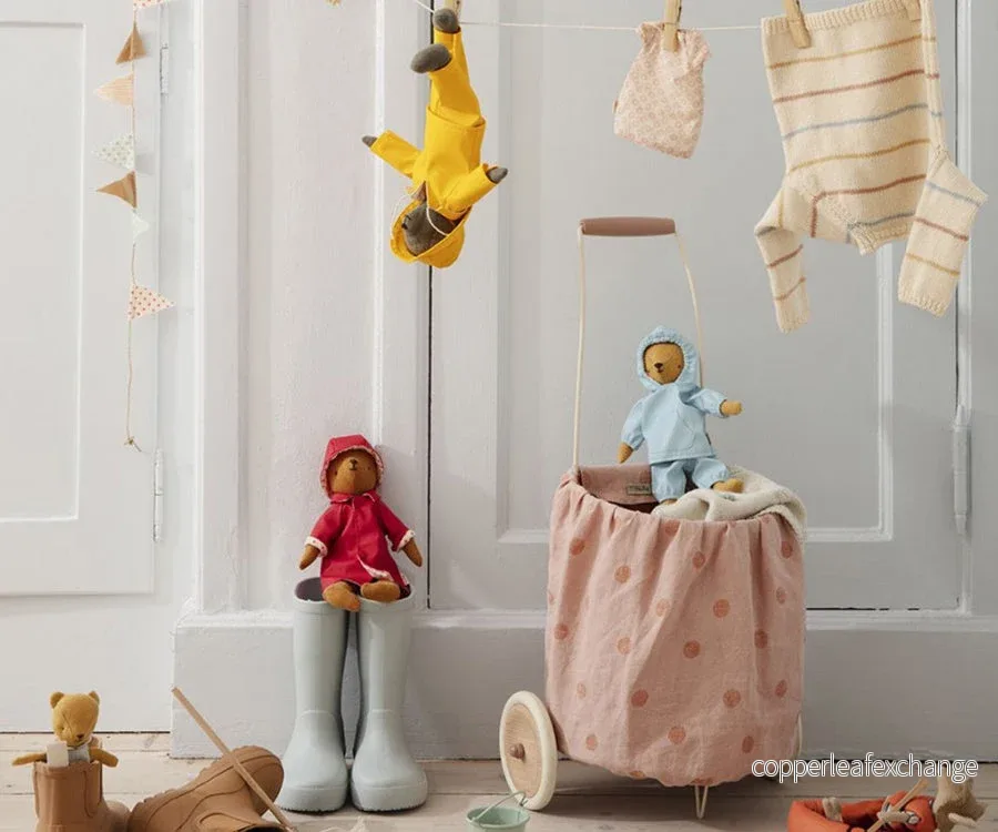 Maileg – Regnkläder till teddy mamma med hatt, kappa / jacka, kläder för björn, rött regnset - Bild 3