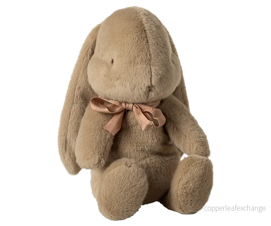 Maileg – Kanin i plysch dusty brown, brun med rosett i storlek medium