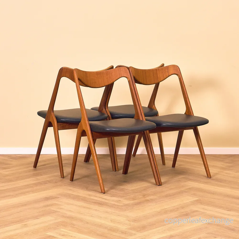 Svenska matstolar i teak av Albin Johansson & Söner, Hyssna