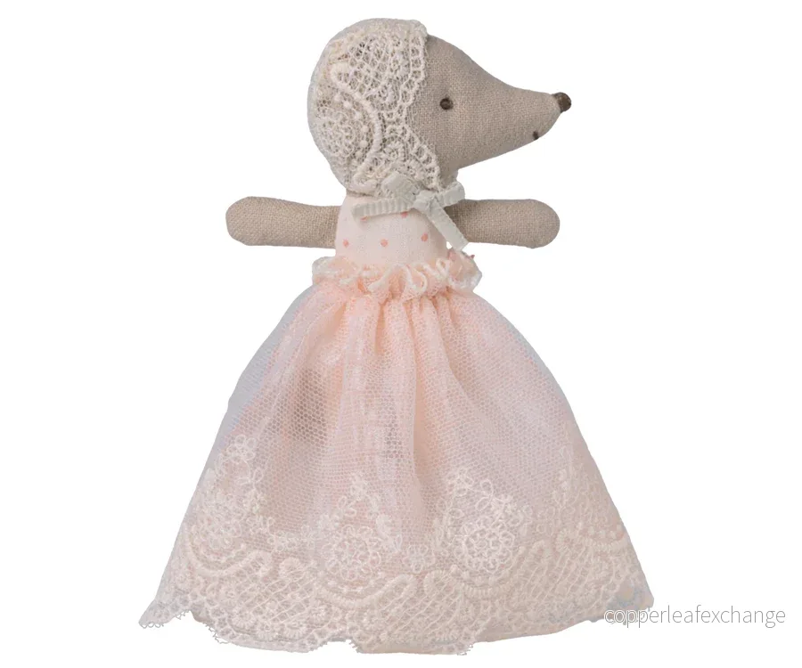 Maileg – Baby mus rosa, sovande/vaken bebis, babymus i dopklänning