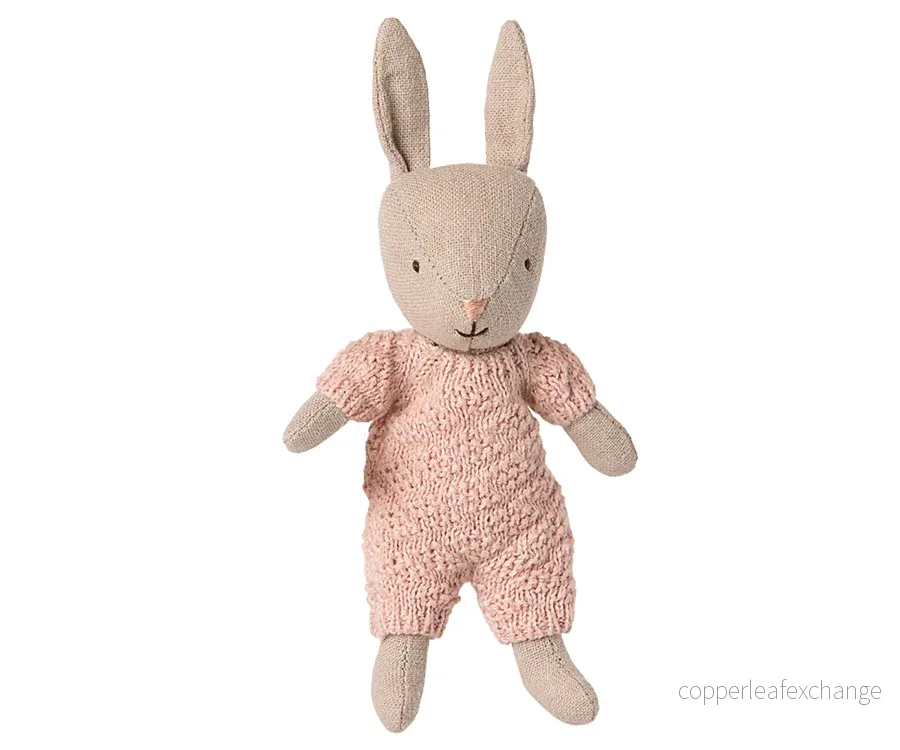 Maileg – Kanin i storlek micro, färg sand / rose med rosa dräkt, bunny flicka vit med stående öron