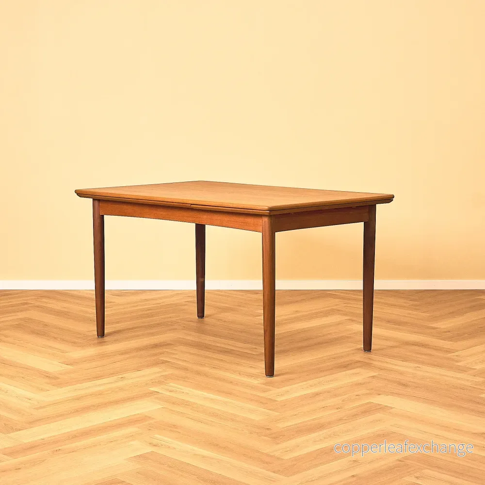 Danskt matbord i teak och valnöt Danskt matbord i teak och valnöt