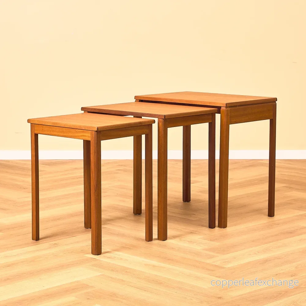 Mellansekelskapsats med nästlade bord i teak av McIntosh - Bild 3