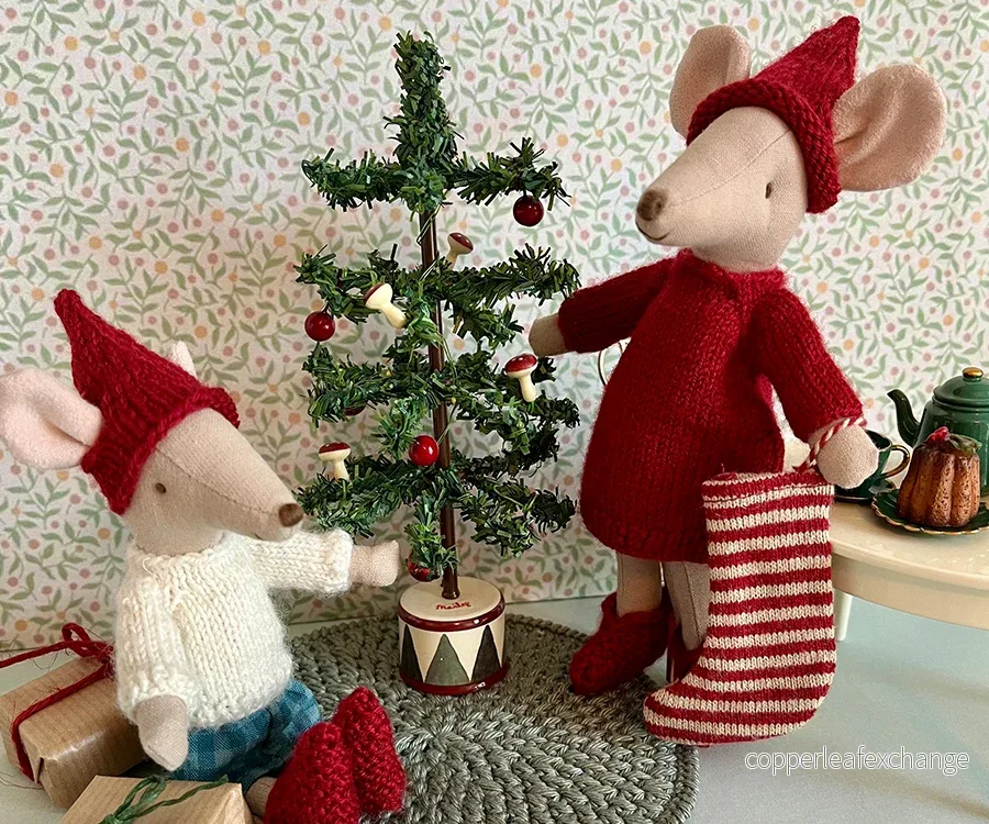 Miniatyr – Stickad klänning i merinoull till mamma/mormor/farmor mus - Bild 2