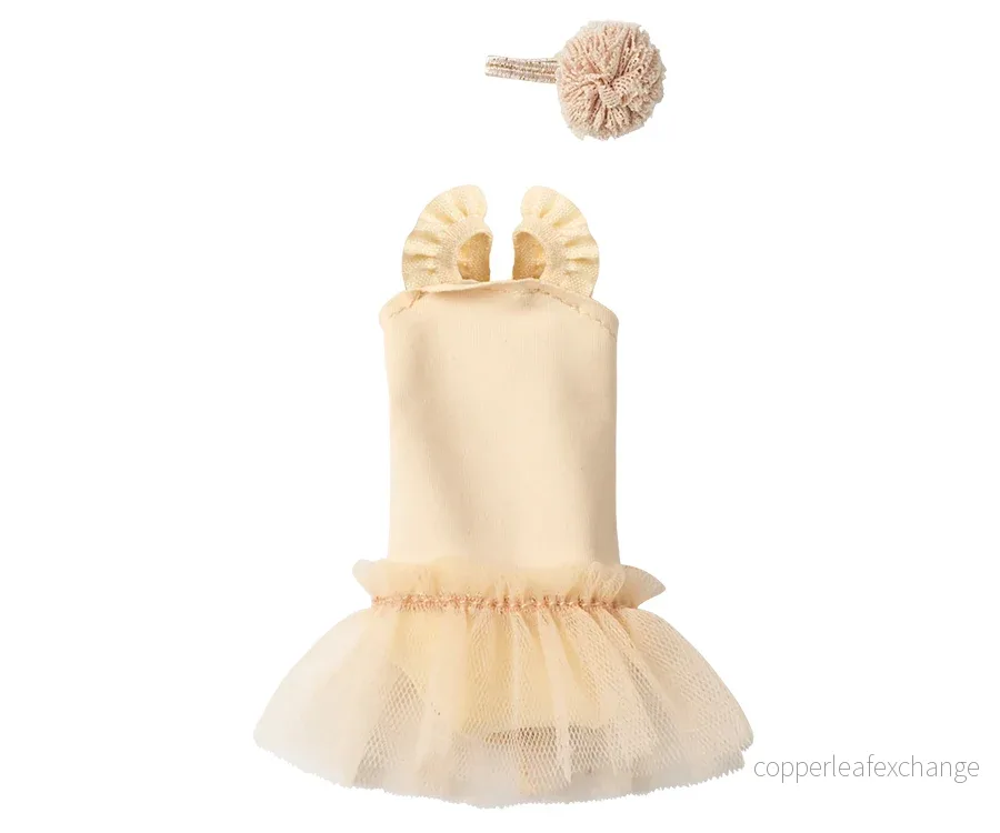 Maileg – Ballerina kläder i storlek 1 till kanin, klänning vit / cream i tyll, hårband och ballerinaklänning Maileg – Ballerina kläder i storlek 1 till kanin, klänning vit / cream i tyll, hårband och ballerinaklänning