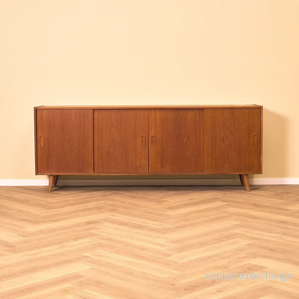 Danskt sideboard i teak av P. Westergaards møbelfabrik Danskt sideboard i teak av P. Westergaards møbelfabrik