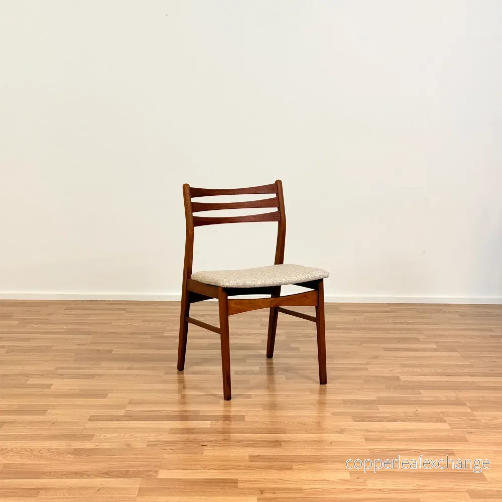 Danskt set med 4 matstolar i teak och bok från SAX - Bild 2