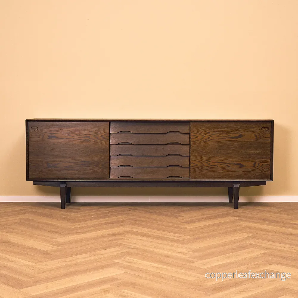 Danskt sideboard i ek av Henry Rosengren Hansen för Skovby