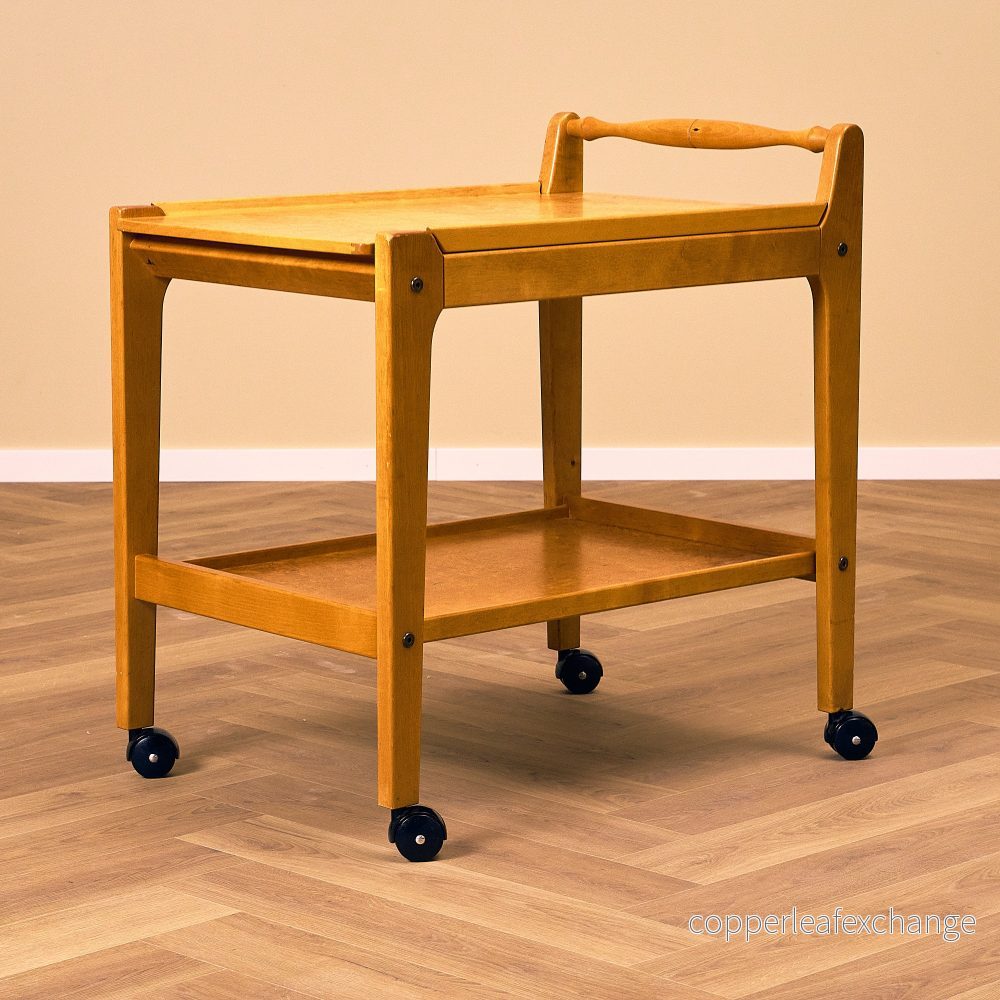 Svensk serveringsvagn i björk och bok