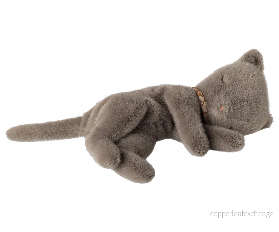 Maileg – Katt i plysch i färg grå, kattunge grey med halsband, sleeping kitten storlek small