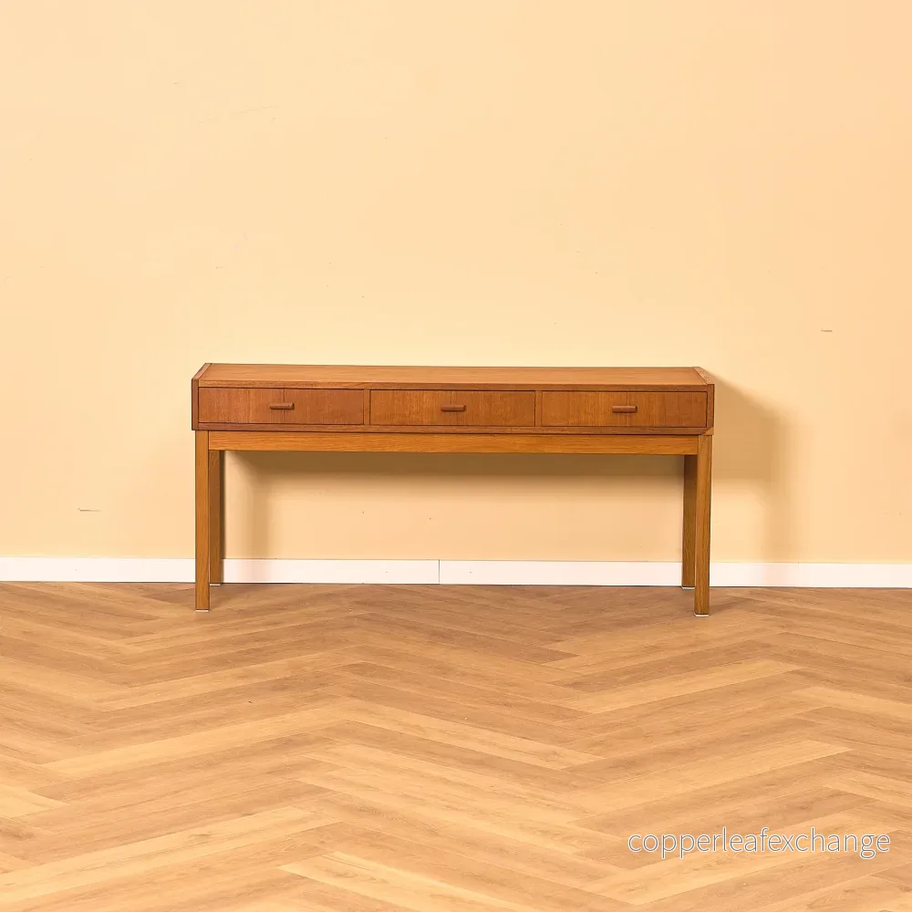 Svensk skänk / TV-bänk i teak och ek