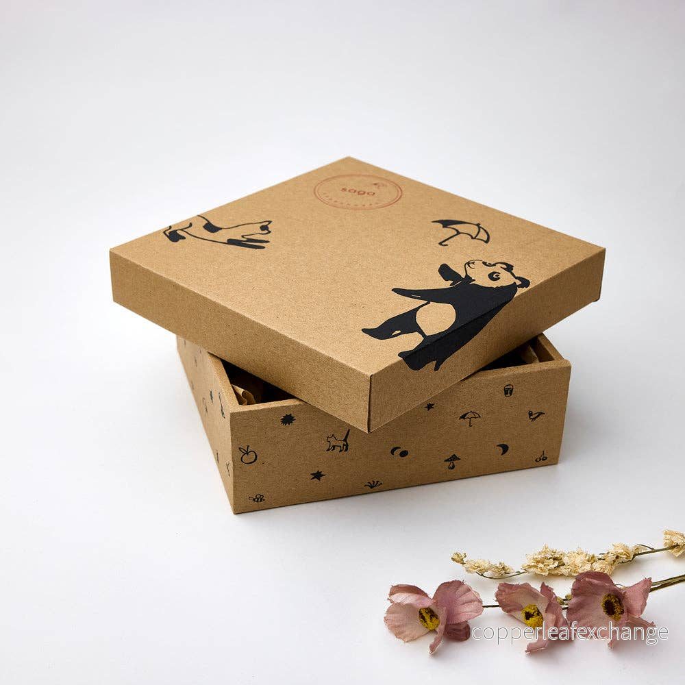 Broderad baby presentbox Blueberry on Khaki | Saga Copenhagen - Bild 2