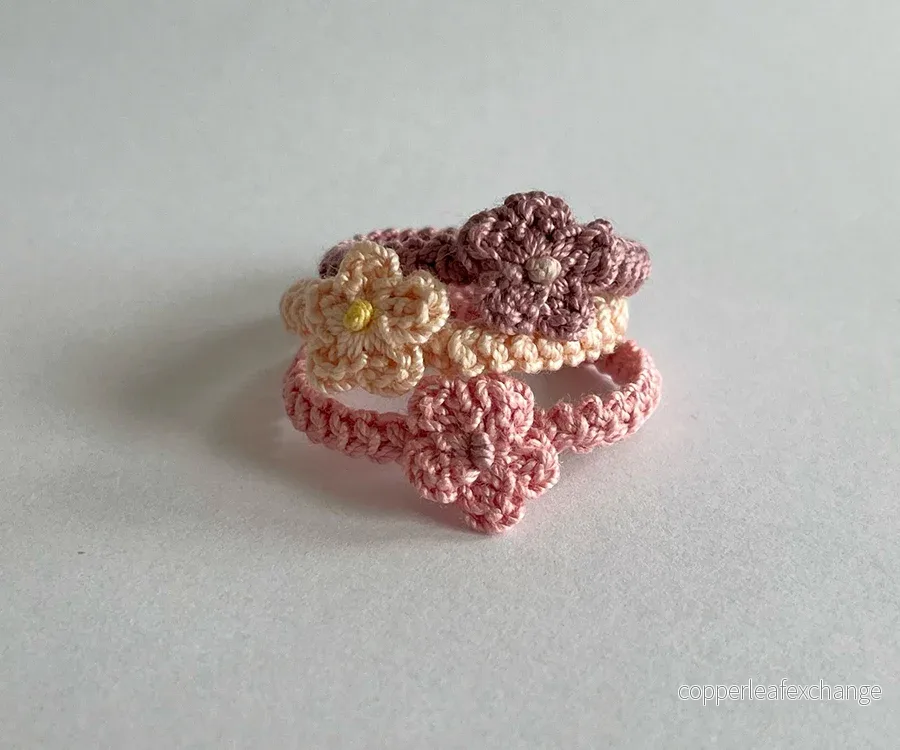 Miniatyr – Virkat hårband till storasyster mus med blomma, finns i flera olika färger - Bild 2