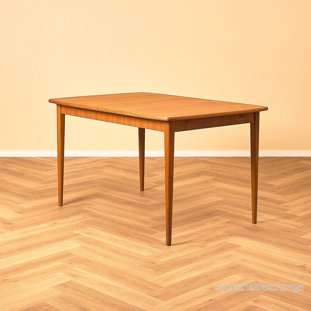 Svenskt rektangulärt matbord i teak Svenskt rektangulärt matbord i teak