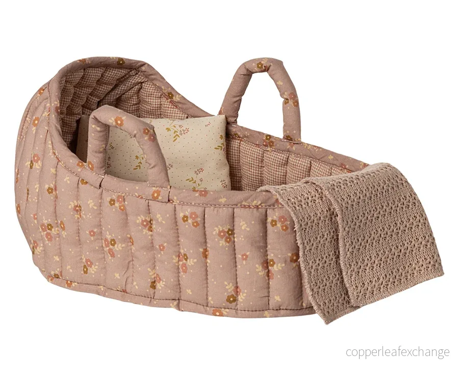 Maileg – Babylift i rosa, bärsäng med kudde och filt i fint blommigt mönster för gosedjur