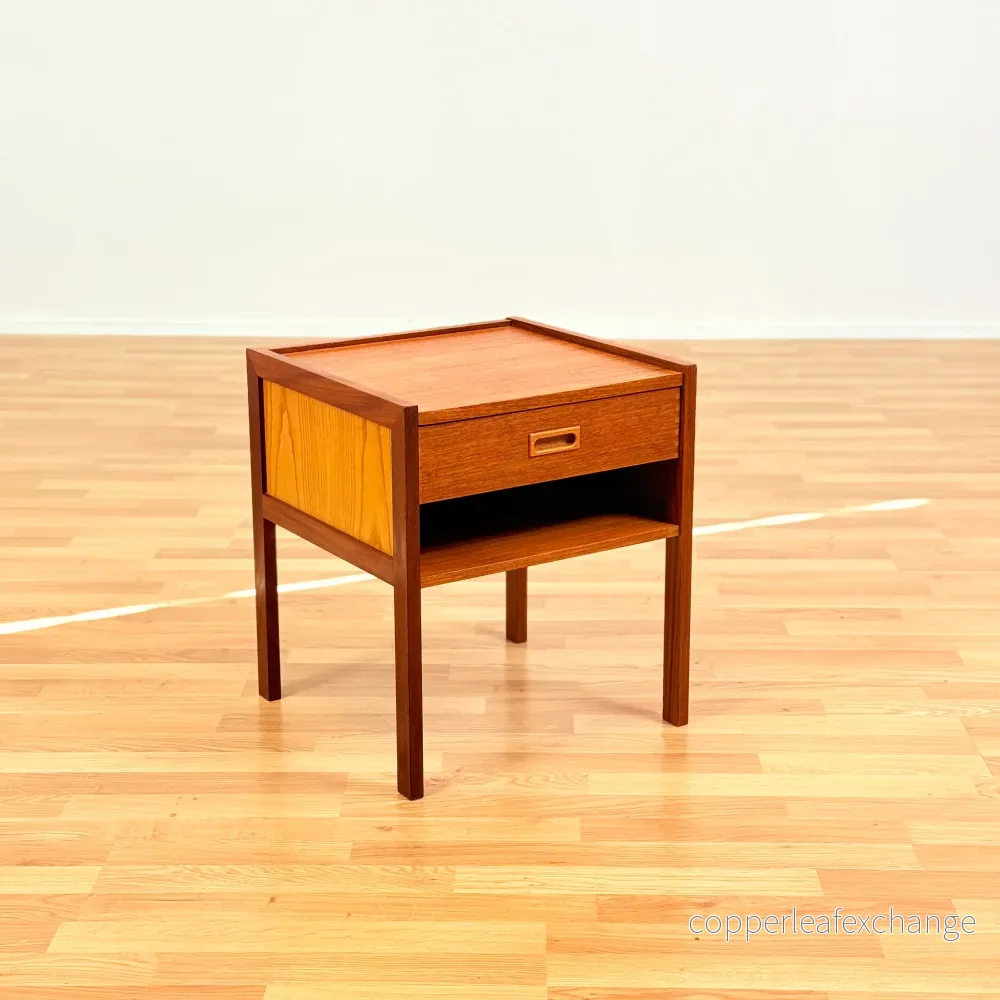 Svensk sängbord i teak av Gillis Lundgren, IKEA Svensk sängbord i teak av Gillis Lundgren, IKEA