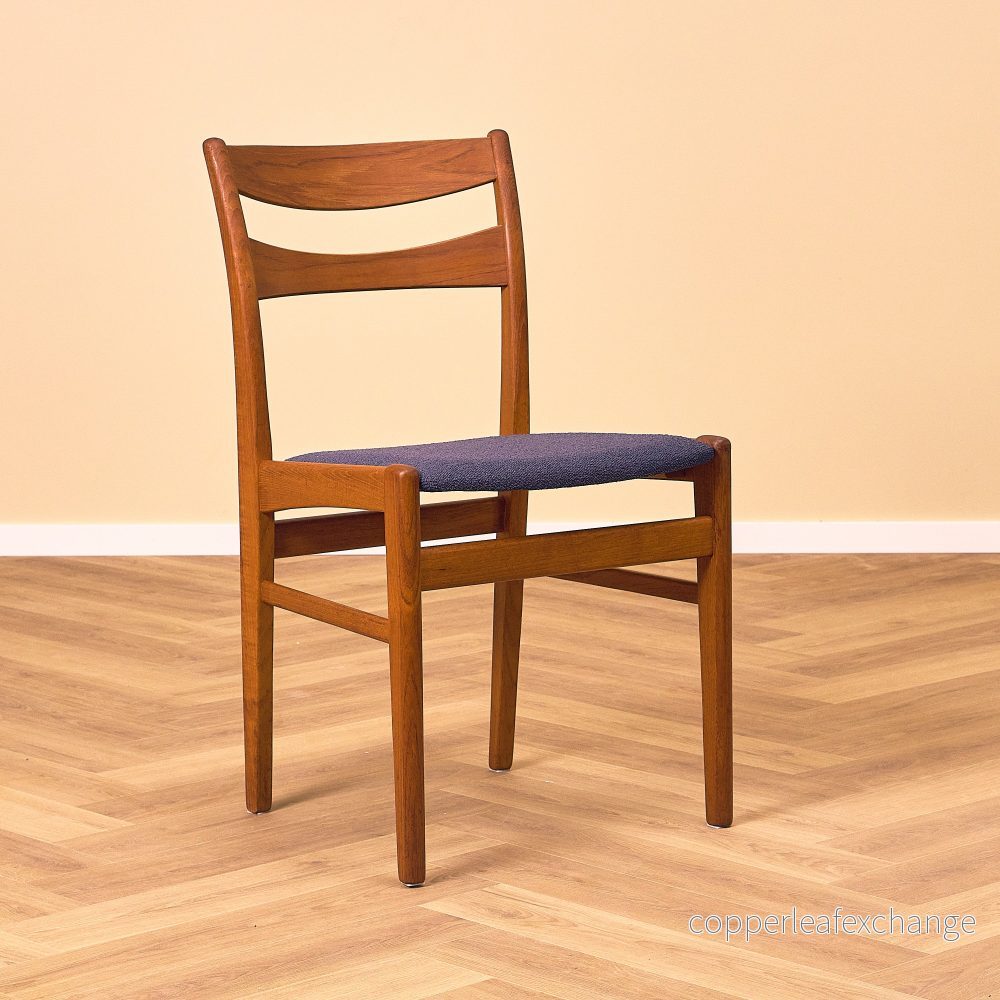 Ett set med 4 svenska matstolar i teak