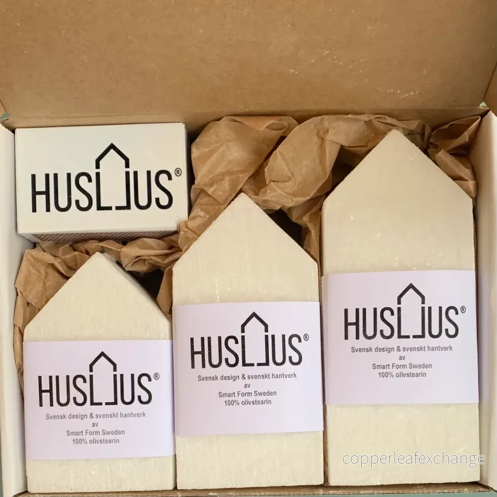 HUSLJUS® 5×5 cm i presentförpackning med 3 ljus av Greenstearine® (100% olivbaserad) och en HUSLJUS® tändsticksask