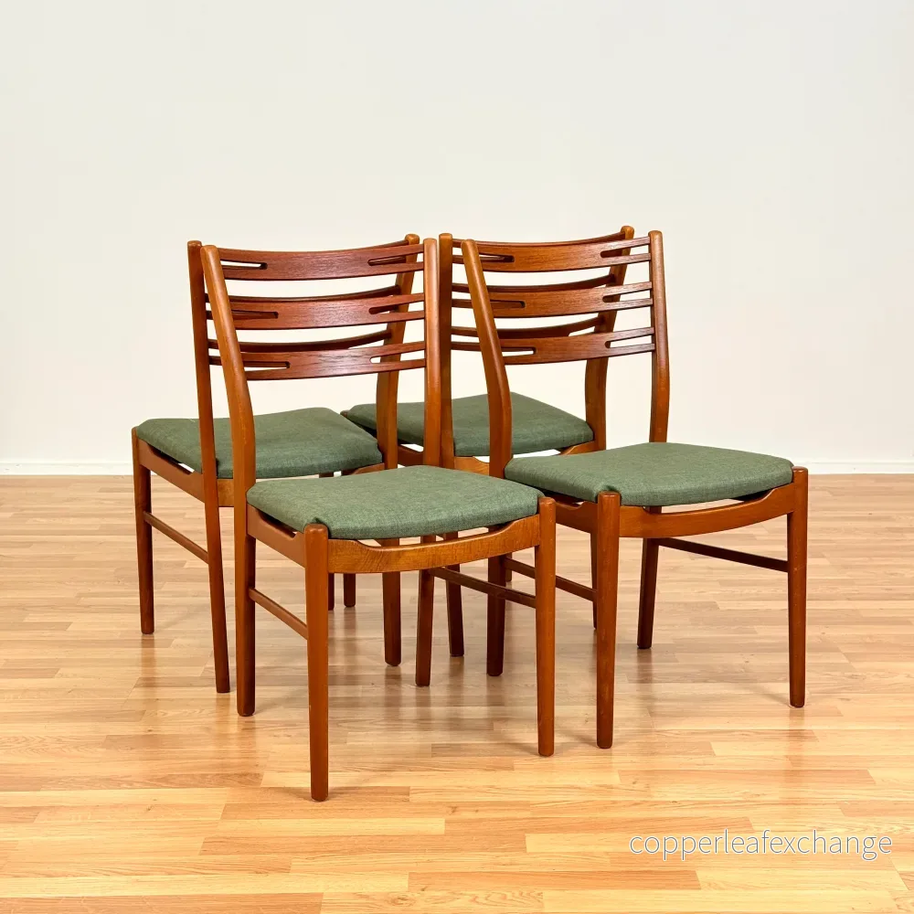 Danskt set med 4 matstolar ”modell 219” i teak och bok av Farstrup Danskt set med 4 matstolar ”modell 219” i teak och bok av Farstrup
