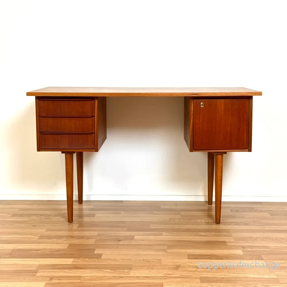 Dansk litet skrivbord i teak