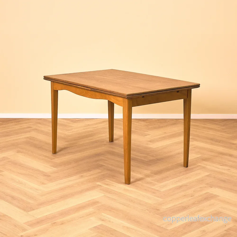 Svenskt matbord i teak och bok Svenskt matbord i teak och bok