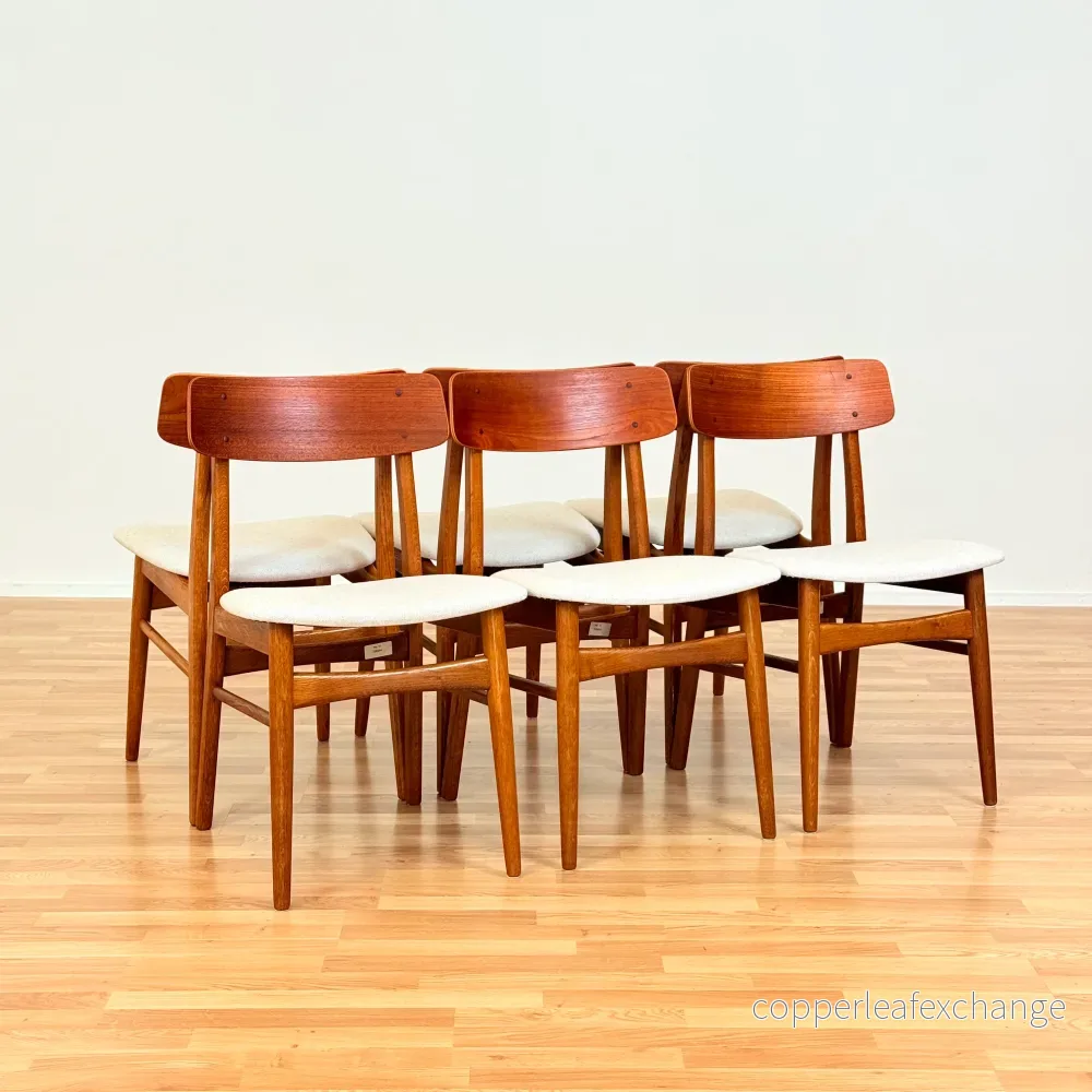 Danskt set med 6 matstolar i teak och ek Danskt set med 6 matstolar i teak och ek