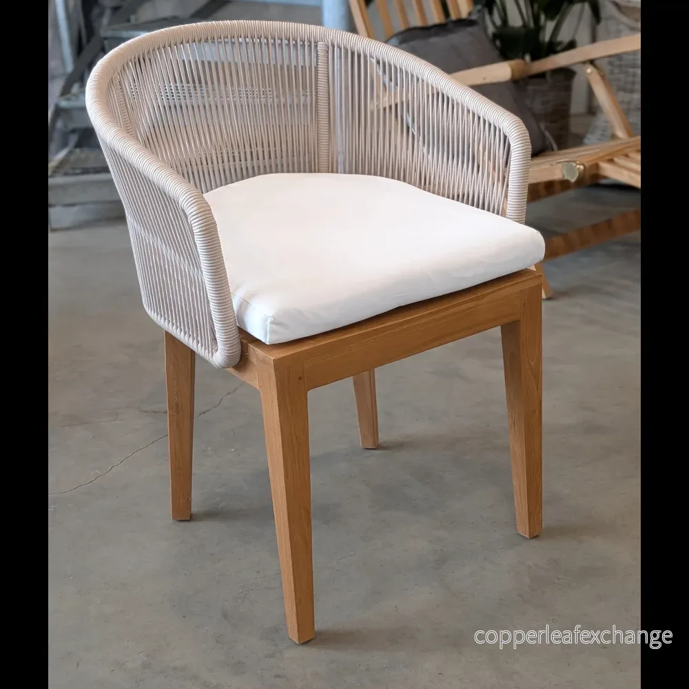 LUCIA Matsalsstol i Teak med Dyna – Elegant Utemöbel med Repdesign - Bild 3