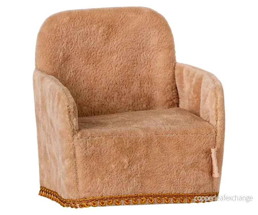 Maileg – Beige fåtölj i miniatyr till möss, stol puder med guldig detalj