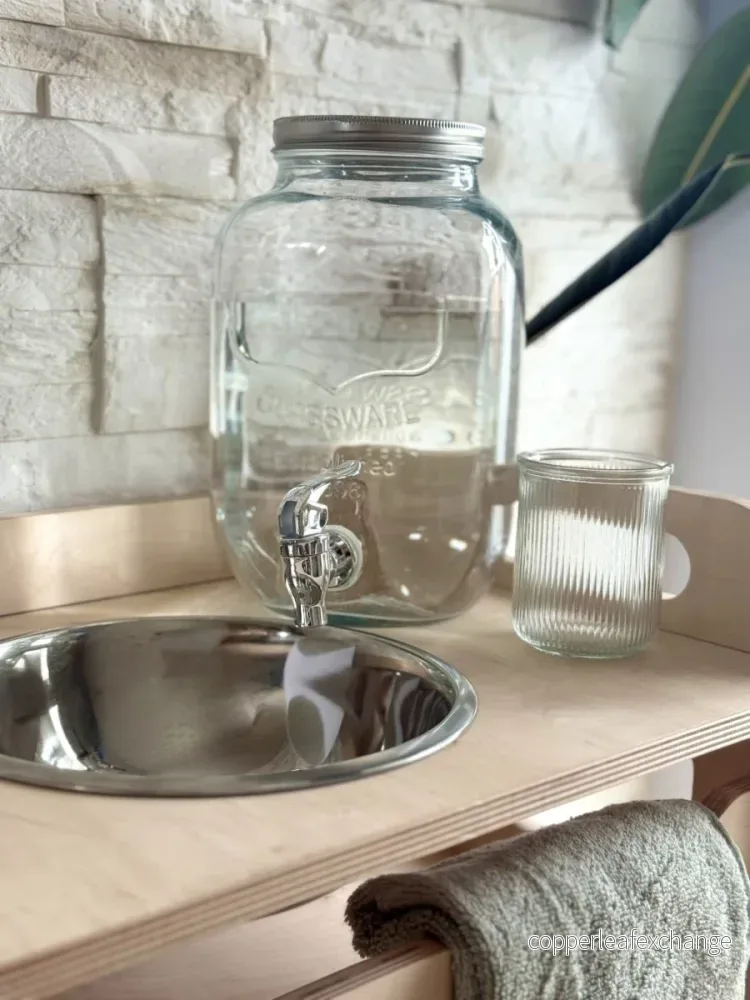 Montessori tvättställ i trä med förvaring för barn – Liten modell - Bild 3