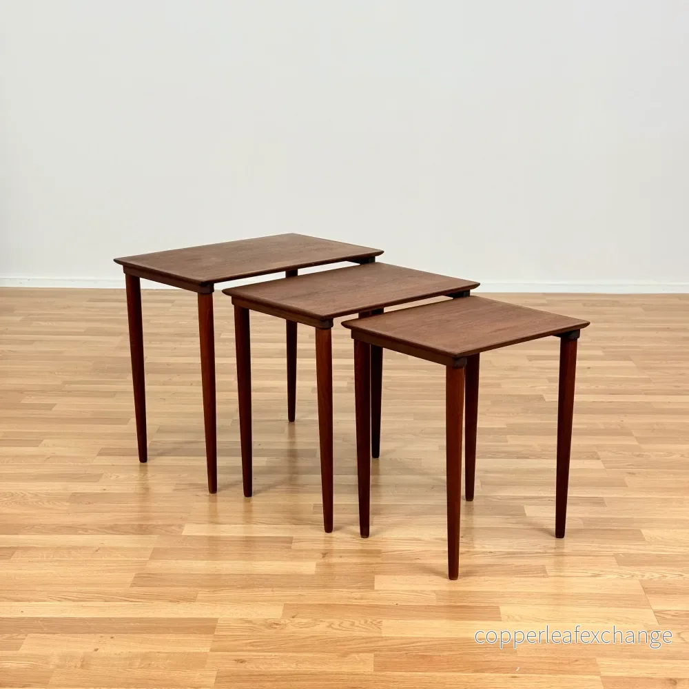 Danskt set med nästlade bord i teak Danskt set med nästlade bord i teak