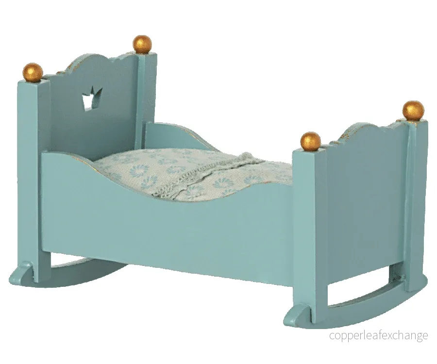 Maileg – Blå vagga för möss, säng i trä för babymus (slutsåld kollektion)