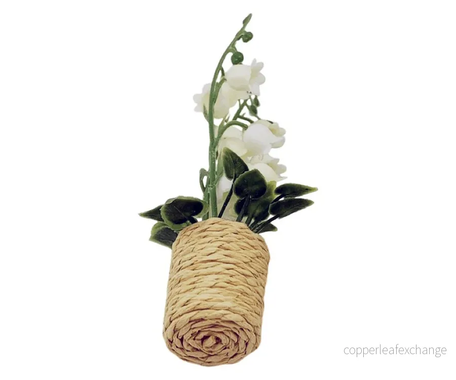 Miniatyr – Vit blomma med gröna blad i kruka för dockhus, krukväxt - Bild 3