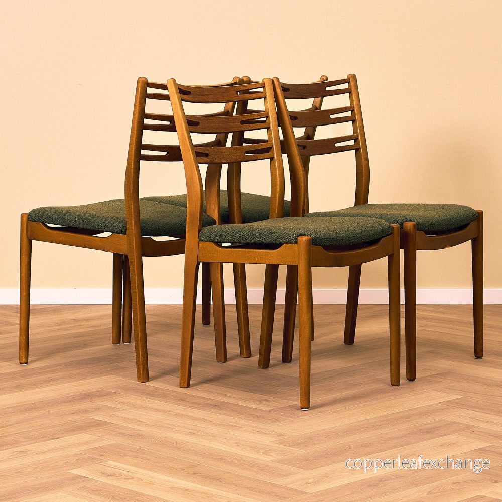 Danskt set med 4 matstolar ”modell 219” i teak & bok av Farstrup