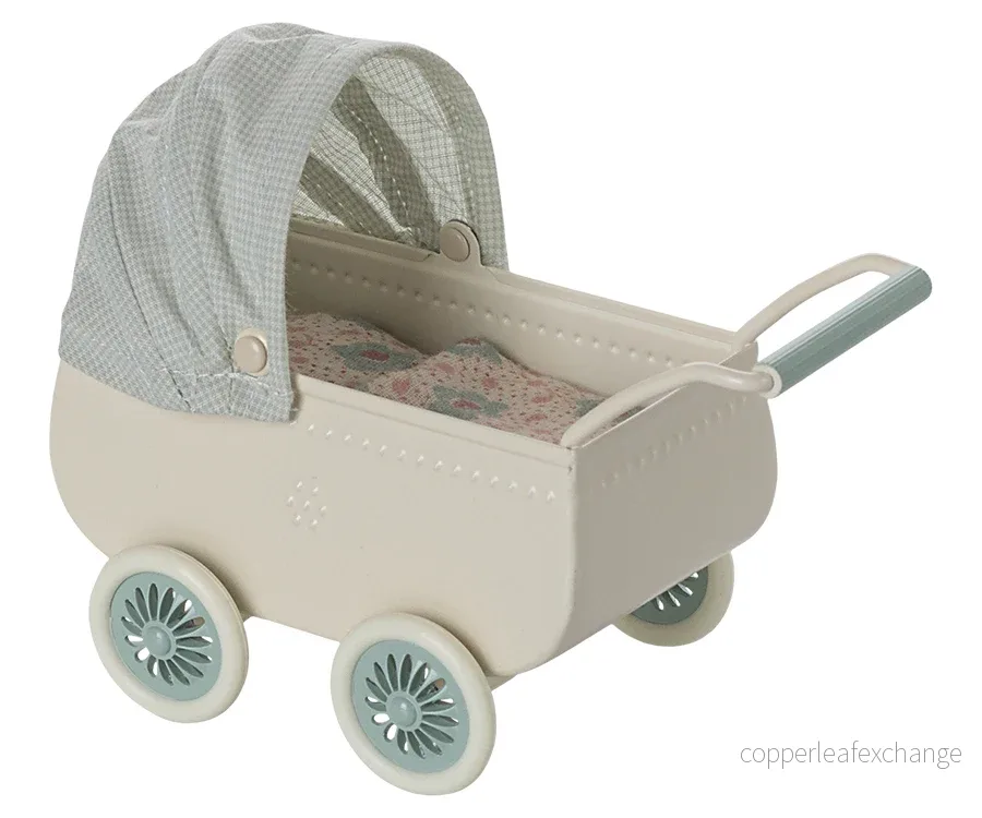 Maileg – Vagn i miniatyr med babymus, retrovagn för möss, vintage i blått, barnvagn blå med tillhörande bebismus - Bild 3