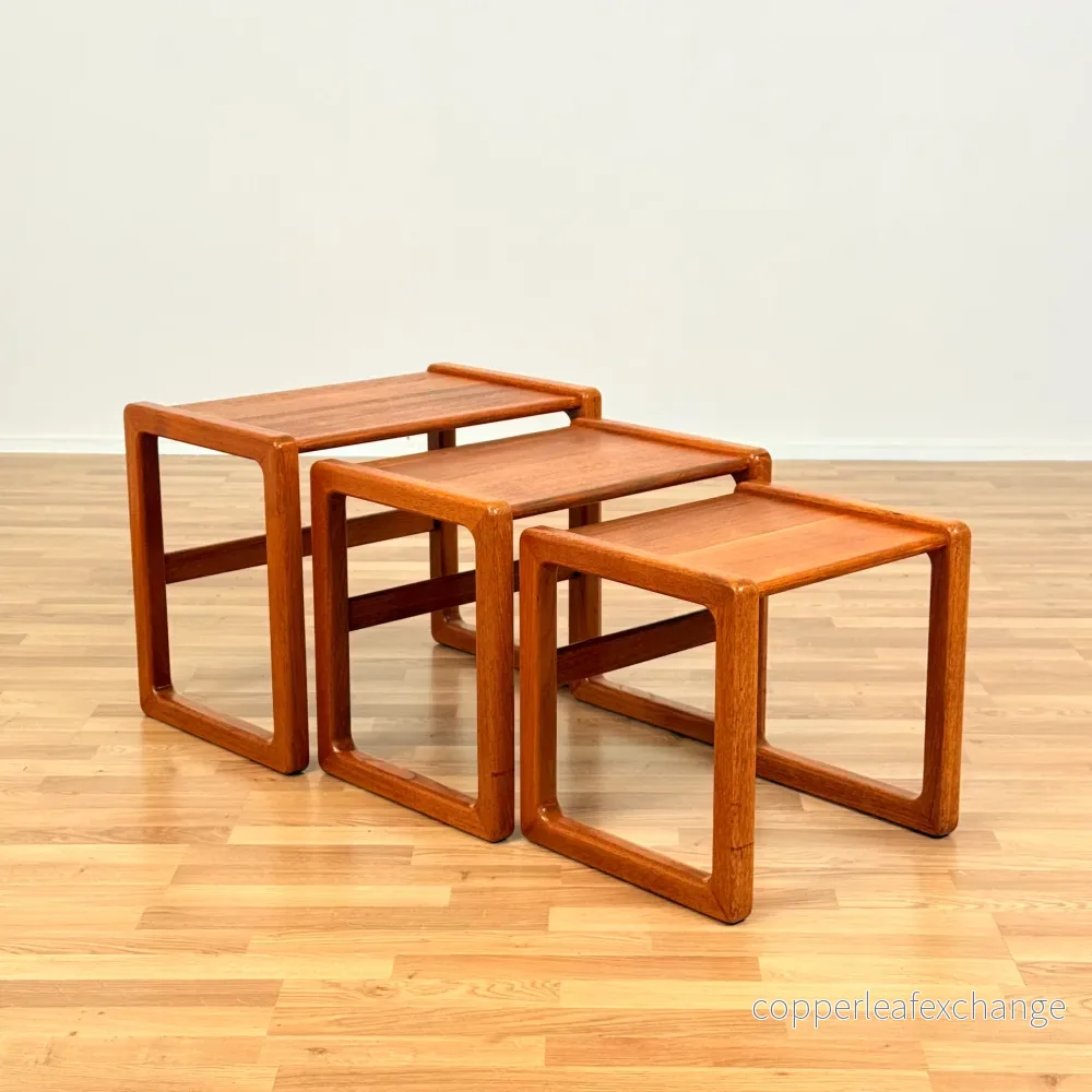 Danskt set med nästlade bord i teak