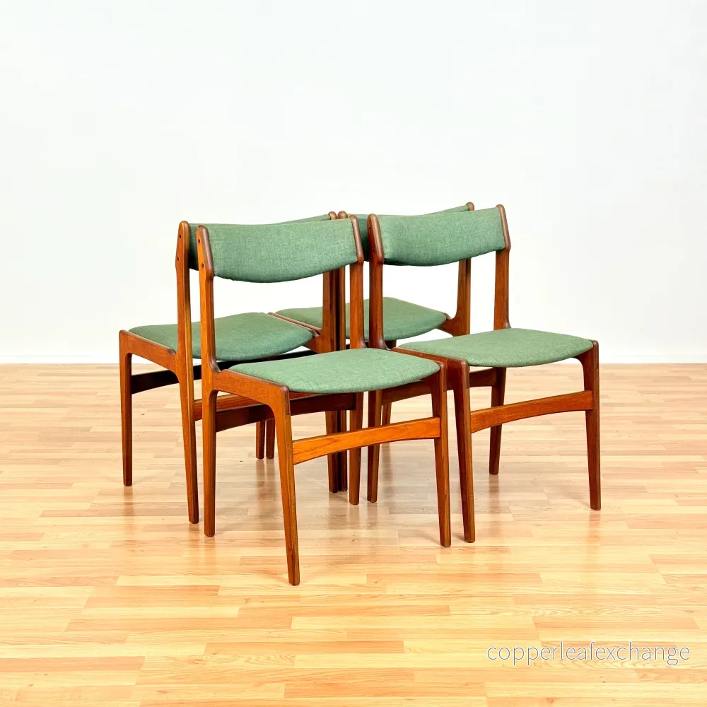 Danskt set med 4 matstolar i teak av Erik Buch Danskt set med 4 matstolar i teak av Erik Buch