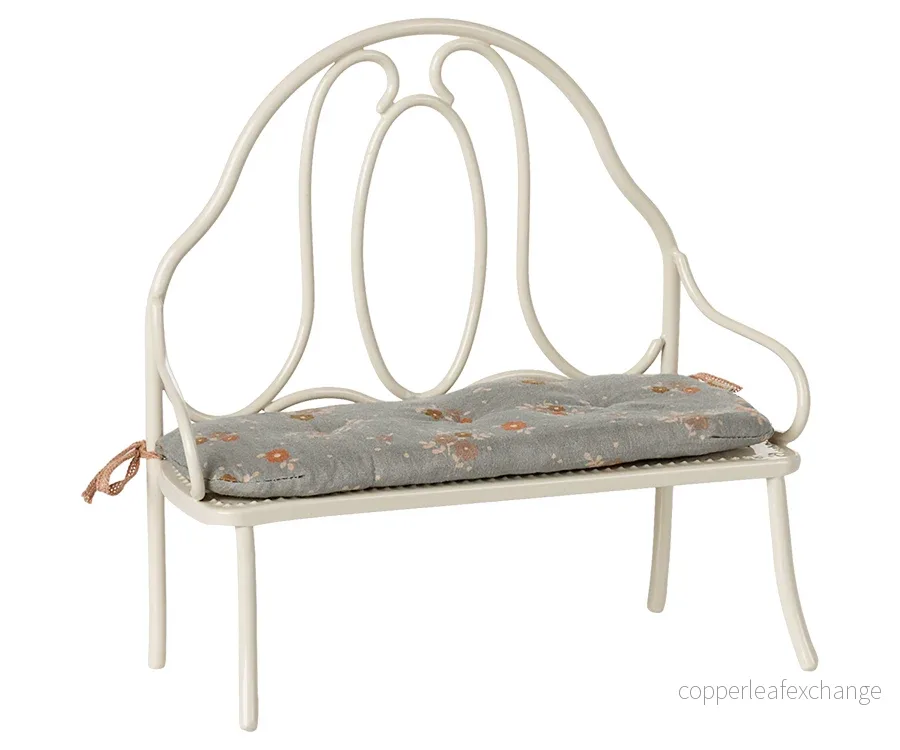 Maileg – Vit bänk med sittdyna, vintage soffa i benvit metall för kaniner i storlek 1 och 2, trädgårdssoffa off-white Maileg – Vit bänk med sittdyna, vintage soffa i benvit metall för kaniner i storlek 1 och 2, trädgårdssoffa off-white