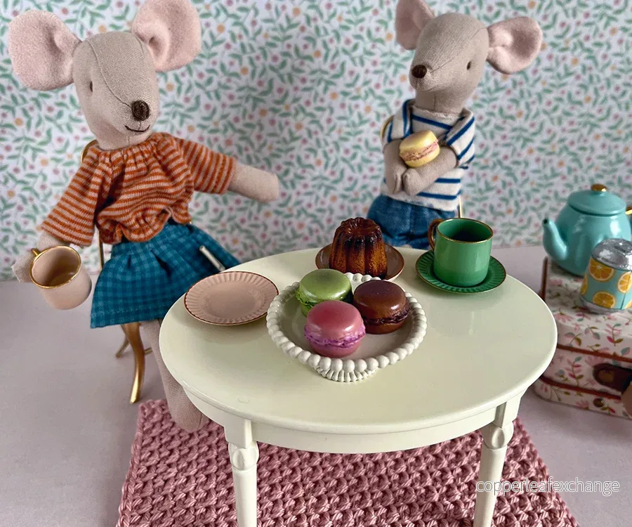 Miniatyr – Större virkad avlång matta till dockhus, flera olika färger - Bild 3