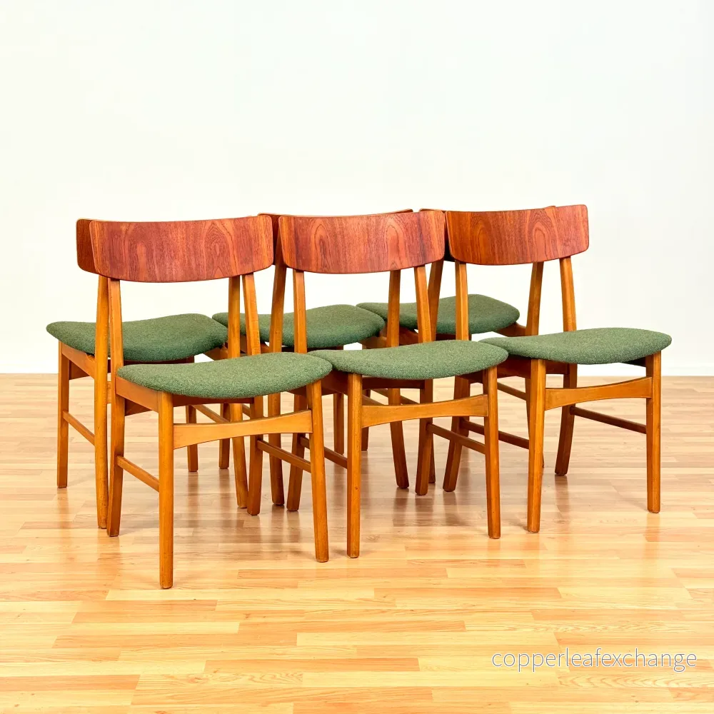 Danskt set med 6 matstolar i teak och bok Danskt set med 6 matstolar i teak och bok