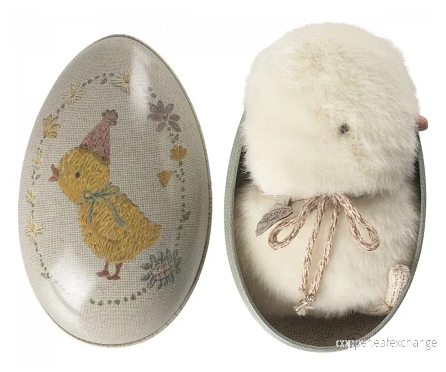 Maileg – Kyckling gosedjur i plysch gul med rosett, mini - Bild 3