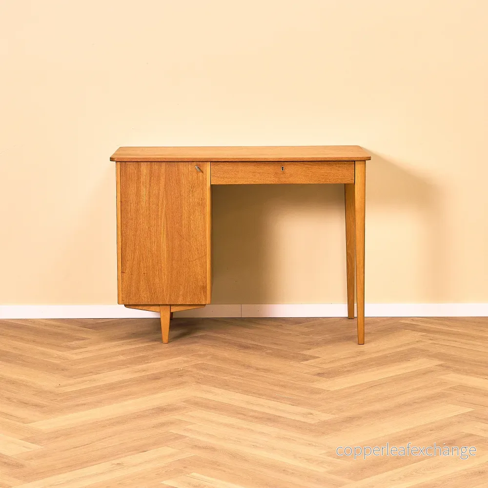 Skrivbord i teak och bok i svensk stil Skrivbord i teak och bok i svensk stil