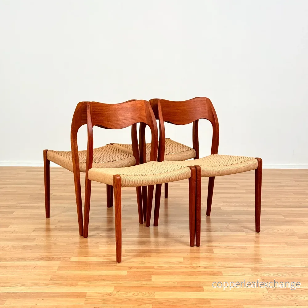 Reserverad dansk set med 4 matstolar ’modell 71’ av Niels O. Moller
