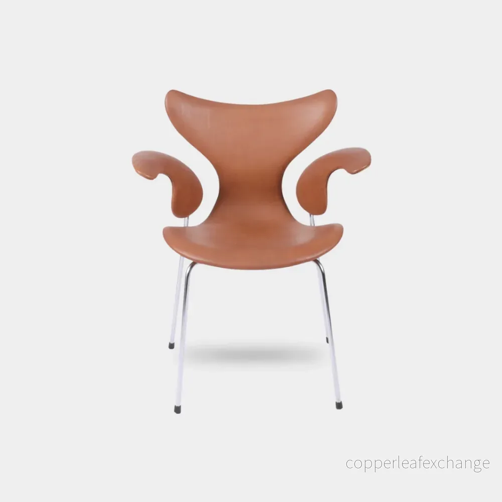 Arne Jacobsen Liljen armstol, 3208 nypolstret i Grace Læder, Valnød